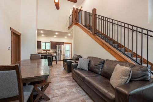 3BR Walk-In Near Silver Dollar City - Game Room - Pool - FREE TICKETS INCLUDED - RR93A in Branson, USA