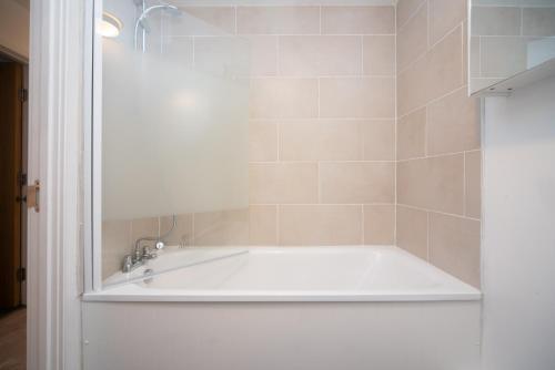 Spacious 3-Bedroom Apartment Near London Museum in Edgware