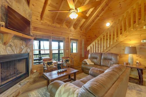 Blue Ridge Cabin with Mountain Views 6 Mi to Dtwn! in Blue Ridge, USA