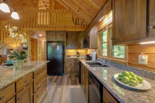 Blue Ridge Cabin with Mountain Views 6 Mi to Dtwn! in Blue Ridge, USA