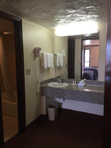 Super 8 by Wyndham Enid - image 7