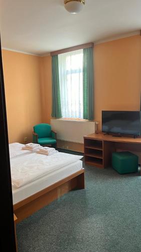 1 double bed, 1 twin bed
