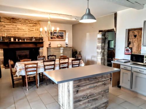 Iekārtas, "La Chèvrerie des Sources" - Maison avec Terrasse et vue panoramique ("La Chevrerie des Sources" - Maison de campagne avec Terrasse et vue panoramique - Experience a la f) in Lamothe-Landerron