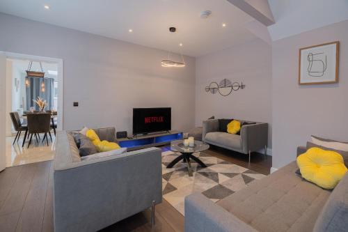Sleek 3-BR Home by D3 Short Stay Sleeps 9 Parking & Super fast Wi-Fi gîte à louer Tottenham
