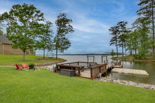 Lakefront Paradise with Private Deck and Kayaks! in Lake Murray Shores, USA
