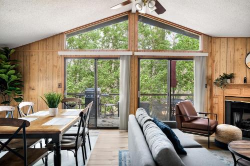 Cabin w Hot Tub, Indoor Pool / Gym Access, & WiFi in Hedgesville, USA