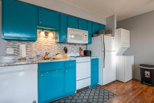 Couples Retreat - Jetted Tub - Near The Strip - FREE TICKETS INCLUDED - FC12-3 thumb 3