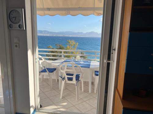 Atlas Apartment with Private Beach and SeaView Blue in 오아시스 (로우트라키 페라코라)