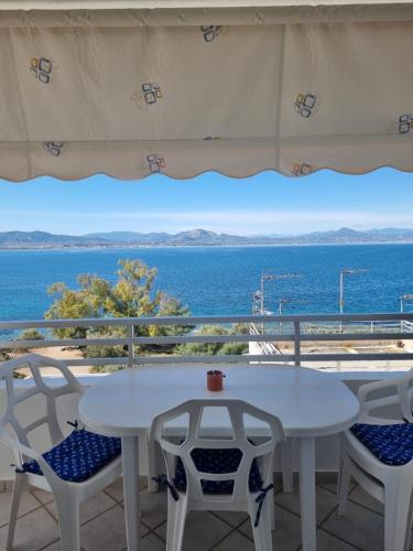 Atlas Apartment with Private Beach and SeaView Blue in 오아시스 (로우트라키 페라코라)