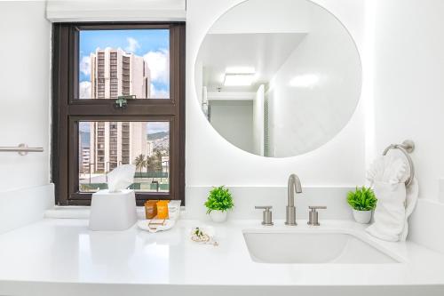 Newly Renovated 2 Bedroom Condo, 1 Block to Waikiki Beach, Free Parking thumb 4