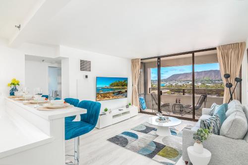 Newly Renovated 2 Bedroom Condo, 1 Block to Waikiki Beach, Free Parking