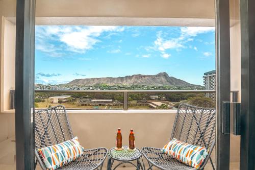 Newly Renovated 2 Bedroom Condo, 1 Block to Waikiki Beach, Free Parking detail