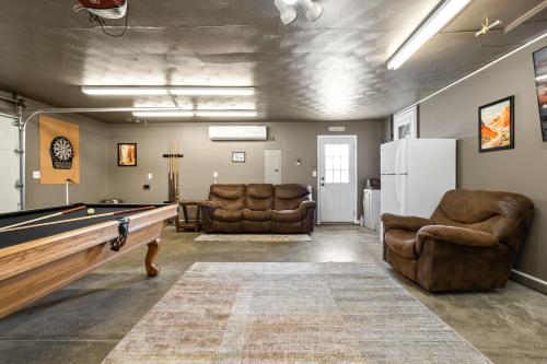 สิ่งอำนวยความสะดวกเพื่อการสันทนาการ, Hometown Hideaway - 4br25ba, Pool, Game Room in กรีนวูด (IN)