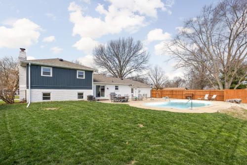 Hometown Hideaway - 4br25ba, Pool, Game Room in กรีนวูด (IN)