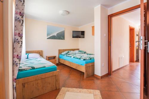 1 double bed, 1 twin bed