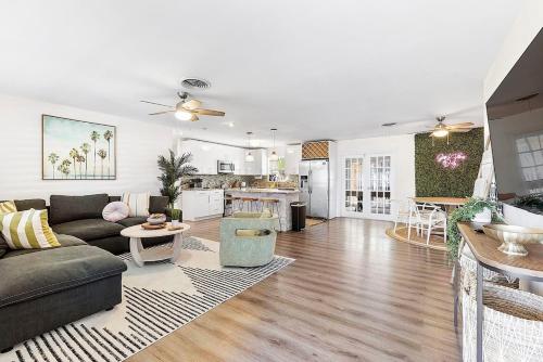 10 min 2 beach Hot Tub Pool Table FirePit Sleeps 8