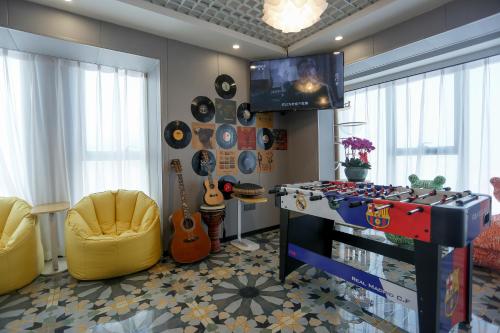 Shared lounge/TV area, 云泊青年酒店乌鲁木齐高铁站店 Yunbo Youth Hostel Urumqi in Urumqi