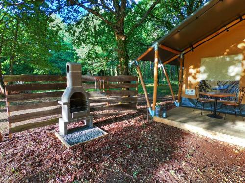 Létesítmények, Luxury Safari Tent with Hot Tub at Camping La Fortinerie in Chenehutte-Treves-Cunault