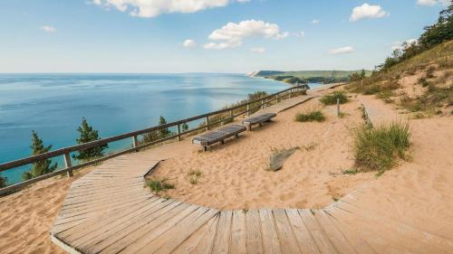Downtown Birdseye View AC 85" TV Balcony in Traverse City, USA