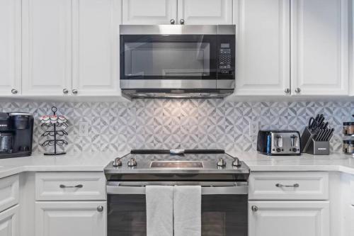 Horizon at 77th Condo ~ sleeps 8 ~ 2B/2B ~ Steps to Ocean