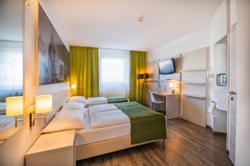 1 king bed, 1 twin bed