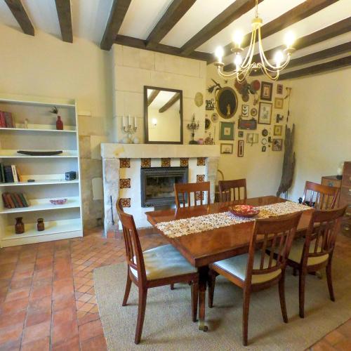 Létesítmények, Traditional Longère Farmhouse at La Fortinerie (Traditional Longere Farmhouse at La Fortinerie) in Chenehutte-Treves-Cunault