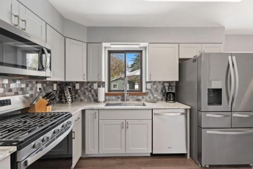 Spirit of the Rockies - Private Backyard & Hot Tub in Old Town