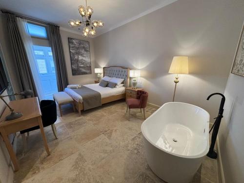 Deluxe Double Room with Balcony and Sea View image 10