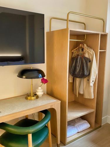 Deluxe Queen Room image 4