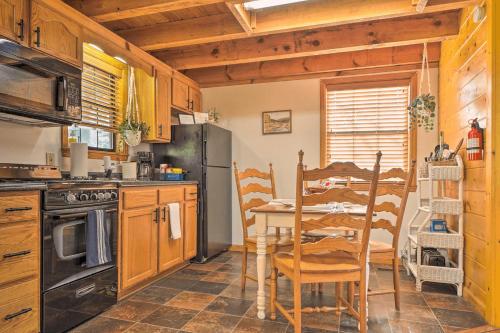 CREEKSIDE Cabin w/ LOFT by Pigeon Forge in Sevierville, USA