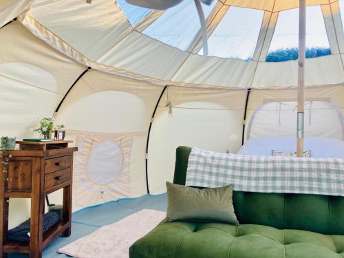 Luxury Stargazing Glamping - Seren Aur with Hot Tub in Trefeglwys