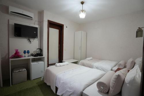 2 twin beds
