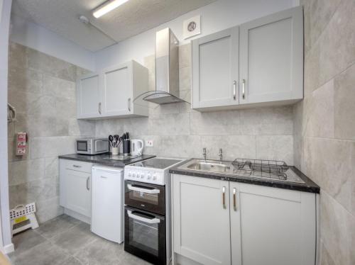 Apartment 4 - Large studio - Sea Front location - Rear views-Free Parking, Paignton (foto 2)