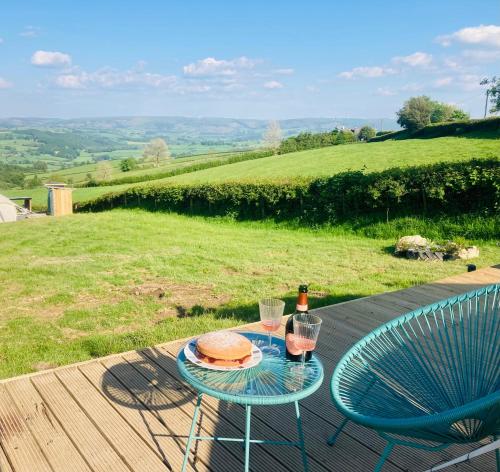 Luxury Stargazing Glamping - Seren Aur with Hot Tub in Trefeglwys