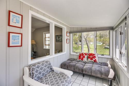 Modern Cape Cod Cottage on Private Pond with Beach in Wareham, USA