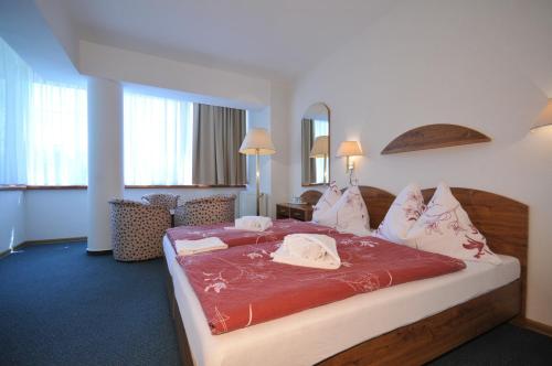 2 twin beds, 1 sofa bed