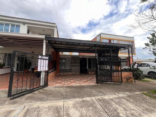 숙소 외관, Casa amplia cerca a UKUMARI parque CONSOTA y excelentes restaurantes in 라 에스페란사