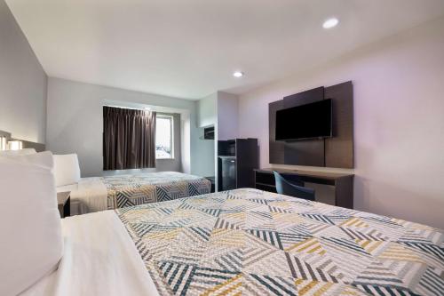 2 queen beds