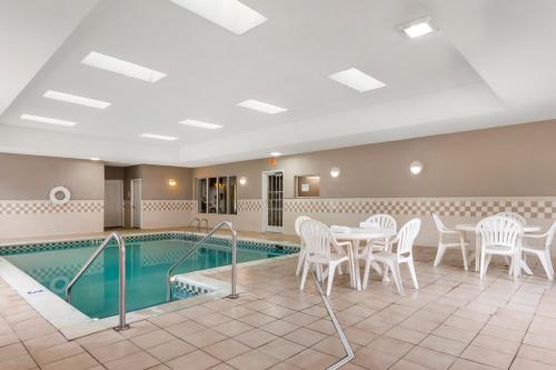Swimmingpool, Country Inn & Suites by Radisson, Newport News South, VA in Newport News (VA)
