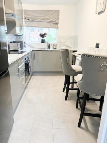 Beautiful apartment in Beckton with Private Entrance and Garden - Apartment - London