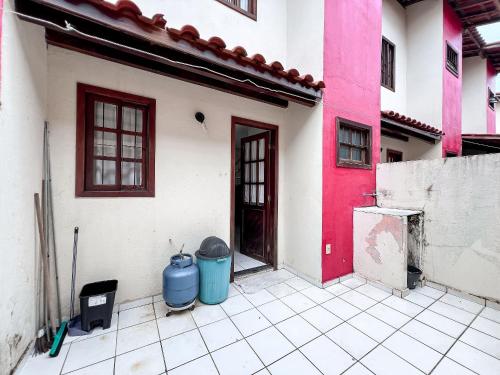 Casas com 2 ou 3 suítes (todas com ar split), com internet privativa 300MBPSno Residencial Nazareth, localizado a aproximadamente 80m da praia de Taperapuã (Arena Axé moi), com piscina, sauna, portaria 24hrs