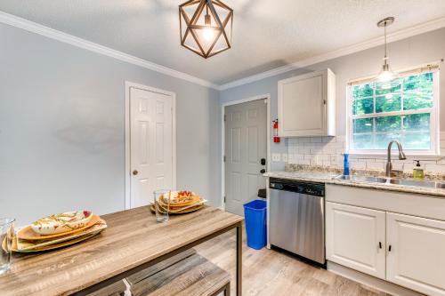 7 Mi to Downtown Atlanta Home with Yard in Browns Mill Park