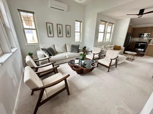 New 4 Bedroom Home with Ocean and Gorgeous Mountain Views in the gated community of Mauna Olu in Makaha (HI)