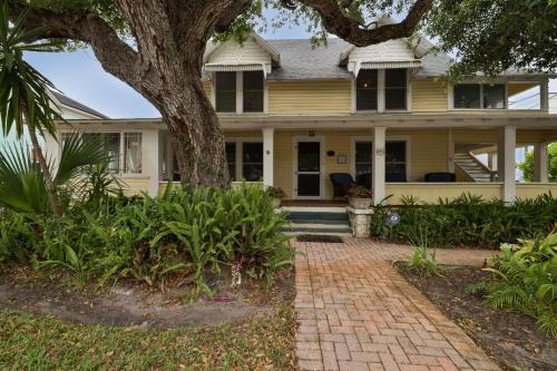 Two-Bedroom Holiday Home room in Vintage Coastal Retreat 2Br Home Near Flagler Ave & Beach