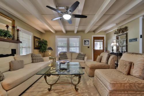 Vintage Coastal Retreat 2br Home Near Flagler Ave Beach in New Smyrna Beach, USA