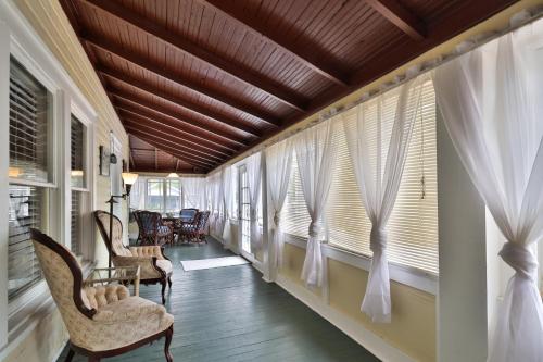 Vintage Coastal Retreat 2Br Home Near Flagler Ave & Beach - image 3
