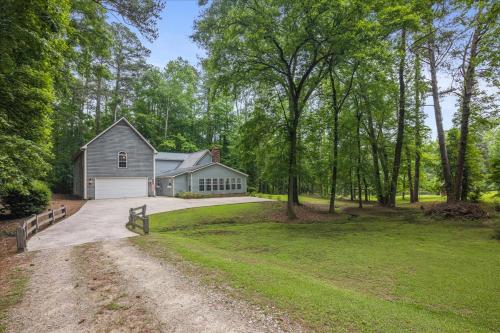 Exquisite 5-BR Estate on 7 Acres with Private Pond in North Augusta, USA