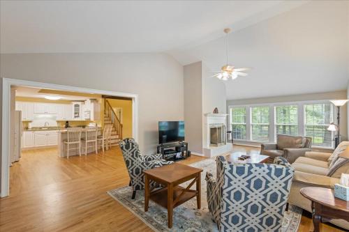 5BR Estate on 7 Acres with Private Pond in North Augusta, USA