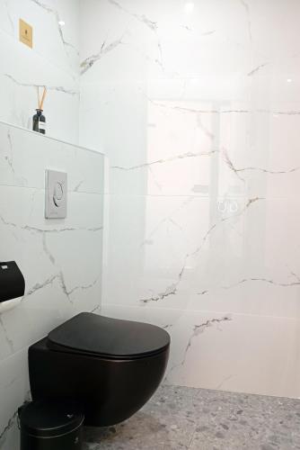 King Suite with Spa Bath image 7