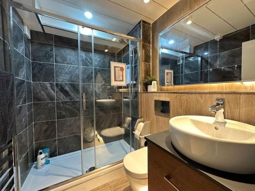 Shower, Top Floor of the building, spectacular views! near Tennents Wellpark Brewery